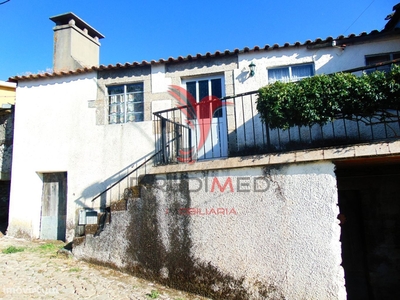Casa com quintal para recuperar em Abaças / Vila Real