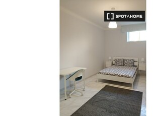 Alugo quarto em apartamento T4 em Odivelas, Lisboa