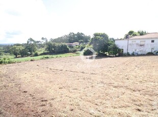 Moradia T4 para restauro com terreno de 1.450m2 em Fornelo- Vila