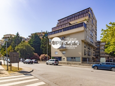 Apartamento T3 à venda na Rua Doutor José Vilaça