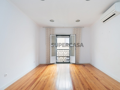 Apartamento T1 Triplex para arrendamento na Rua da Caridade