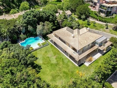 Moradia de luxo T7, com jardim e piscina, situada na Quinta Patino.