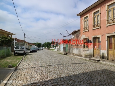 Moradia 3 frentes para restauro em Moreira da Maia