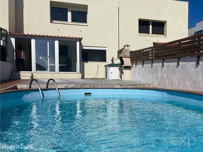 Moradia T3, Duplex, Praia das Maças para remodelar com piscina e terra