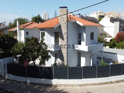 Moradia T4 Duplex à venda em Estrada da Alapraia
