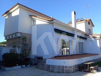 4 bedroom house, with 326m2, on a 550 m2 plot. Estoril (next to the Casino)-Cascais