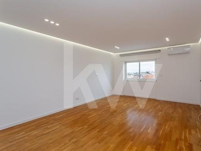 Fantástico apartamento T4 totalmente remodelado com vista panorâmica em S. Miguel das Encostas