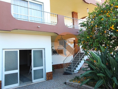 Maravilhosa moradia T4 com garagem e jardim, em zona residencial central em Olhão