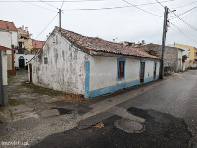 Casa com 4 anexos para recuperação no Bombarral