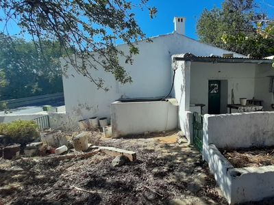 Lote de terreno com casa para recuperar, nos arredores de Faro.