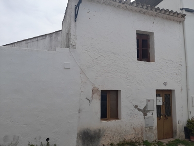 Moradia antiga para recuperar, com projecto de arquitectura aprovado, no centro de Alte, em Loulé, Algarve.
