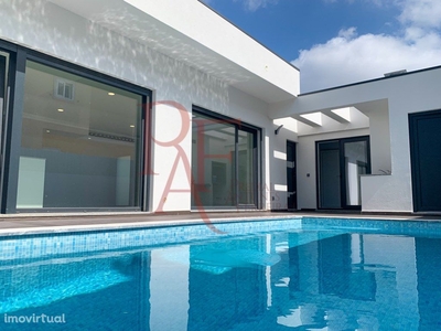 Pronta a Habitar - Moradia térrea T3 com piscina e garage...