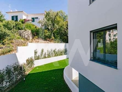 Duplex T4 em condomínio com jardim e piscina no Estoril para venda