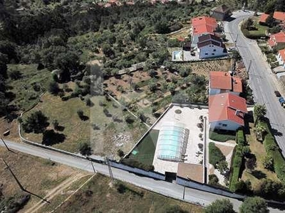 Moradia T4, 3 pisos, 6 ass., piscina e garagem em Fornos de Algodres, Guarda, Golden Visa.