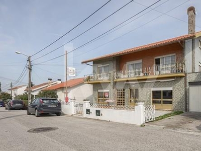 Quinta com ca 5000 m2 a 5 min de Aveiro com Moradia T4, Café-Snack Bar e Guest House