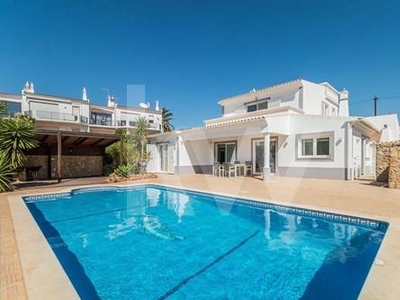 Spacious T3+1 Villa with Pool and Garden located in Guia, Albufeira.