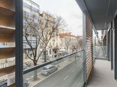Apartamento T2 c/ terraço de 96 m2 , varanda e 1 lugar de garagem na Avª Duque D Ávila 139 Lisboa