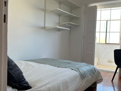 Aluga-se quarto em apartamento T4 em Alvalade, Lisboa