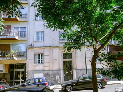 Apartamento T2 na Av. Rovisco Pais em Lisboa