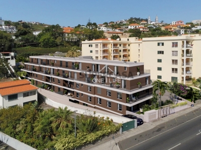 Apartamento T3 à venda em Santo António