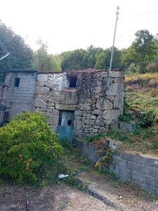 Casa com terreno para reconstruir, em Santiago de Piães, Cinfães