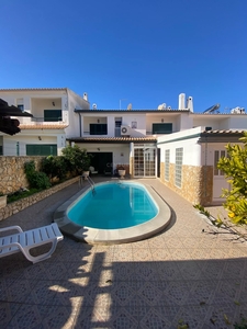 Moradia T2 + 2 com piscina privada em zona central da cidade, Albufeira, Alto do Caliços.