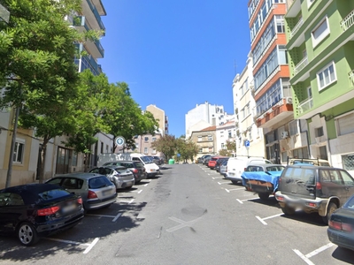 Apartamento T3, para remodelação total, em São D. de Benfica