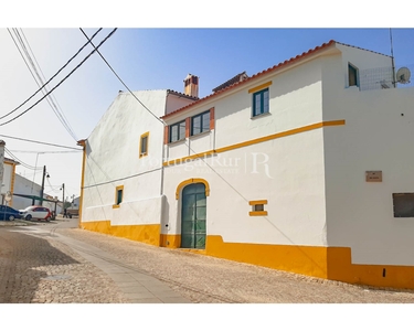 Casa T4 com terraço, remodelada e pronta a habitar, em Amieira do Tejo