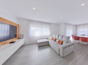 Excelente Apartamento T3 semi-novo de acabamentos de Luxo situado em Gandra, concelho de Paredes.