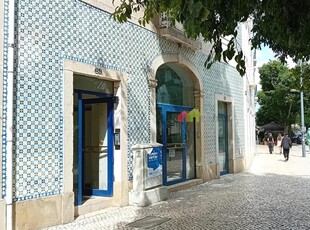 Loja de 2 pisos para arrendar na prestigiada Avenida Luísa Todi, em Setúbal