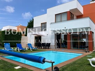 Moradia isolada moderna de 3 quartos e 3 casas de banho Grande piscina privada aquecida com jardim a