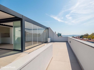 Fantástico duplex T2 no Alto de Algés com terraço e jacuzzi.