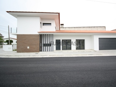 Moradia T3 Duplex à venda na Rua do Jogo