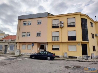 Alhos Vedros, apartamento T3+1 duplex com 160m2, terraço e parqueamento para venda