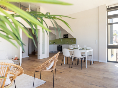 Apartamento T2 de Luxo com Mezanino no Último Piso em Empreendimento Residencial no Lumiar