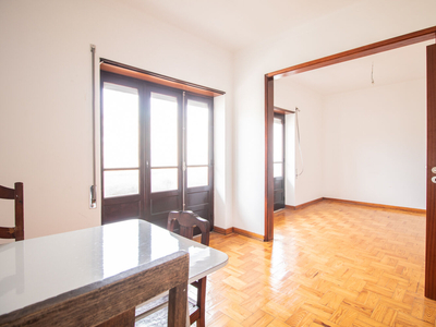 Apartamento T3, arrendado com rentabilização acima de 5%, localizado na Relvinha, em Coimbra, no prédio da Padaria Brinca Doce Padaria, no segundo andar esquerdo.