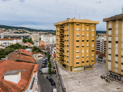 Apartamento T6 c/2 lugares aparcamento e arrumo na Rua do Brasil em Coimbra