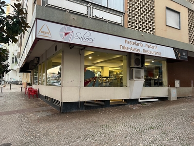 Estabelecimento comercial (Restaurante com Pastelaria e Padaria com fabrico próprio e Take-Away).