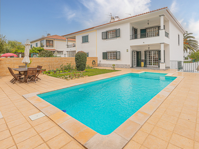 Magnifica moradia T4 com piscina, Jardim, boas áreas e exposição solar privilegiada para venda em Sintra ,Almargem do Bispo.