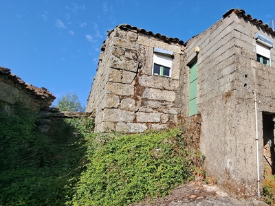 Moradia em pedra com terreno localizada em Ribeira de Carinhos- Guarda