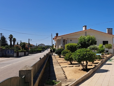 Moradia Isolada com jardim no Caçador junto à Vila Feijão, em Viseu.