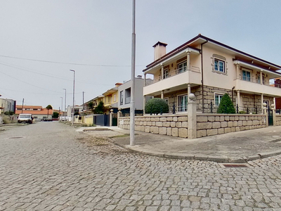 Moradia T4, com 4 frentes, a 300m da praia, em Labruge, Vila do Conde