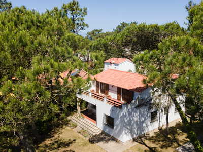 Moradia T4 de estilo rústico que se localiza no Parque Natural de Sintra Cascais, a 2 Km da praia do Magoito.