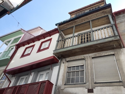 Prédio com 4 pisos e varanda, no centro histórico de Chaves