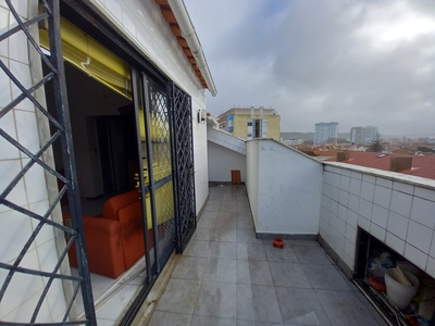 Apartamento Duplex T3 em remodelação c/ Estacionamento - Costa da Caparica