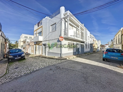 Casa Geminada T5 à venda na Rua Dona Maria Luísa