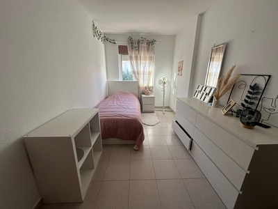 Charmoso apartamento localizado em Quelfes, em zona habitacional e tranquila.