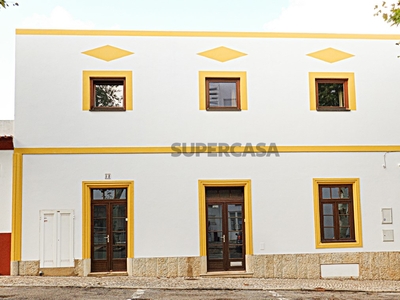 Moradia Geminada T3 Duplex à venda em Largo António Vaz Mascarenhas