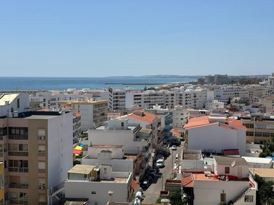 Amplo apartamento de tipologia T3, localizado na Avenida de Ceuta, a apenas 400 metros da Praia.