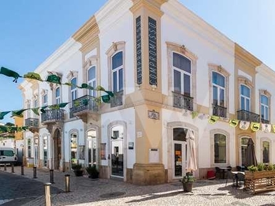 Emblematic building with commerce and housing floor located in the Historic Center of Silves